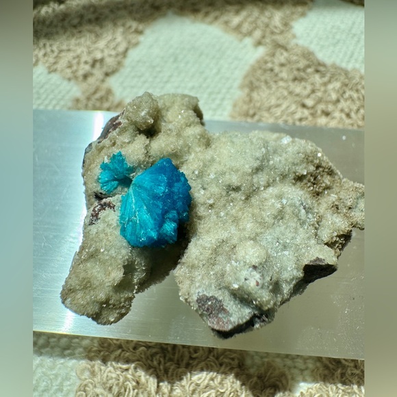 Vibrant Bleu Cavansite and Stilbite - Picture 1 of 10